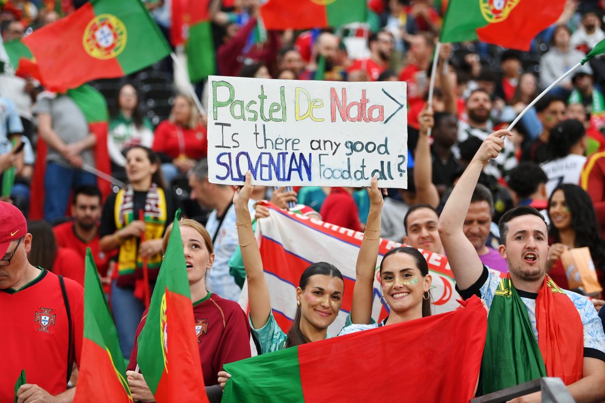 Los aficionados al fútbol portugueses lanzaron un golpe bajo contra sus rivales eslovenos.