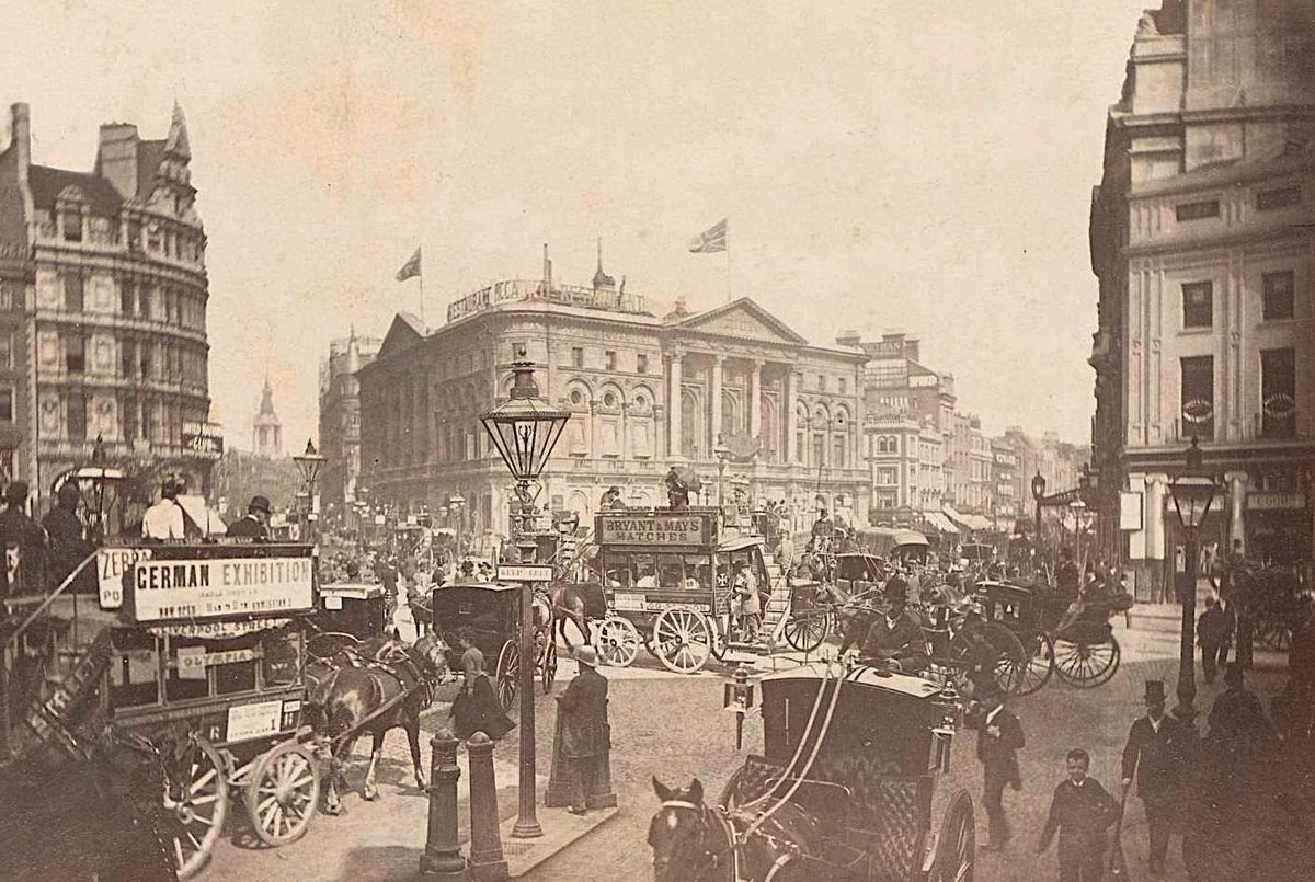 Esta fotografía de 1891 muestra el caótico Piccadilly Circus del centro de Londres, donde décadas antes una multitud se agolpó alrededor de un carruaje que se pensaba contenía a una dama con cara de cerdo.