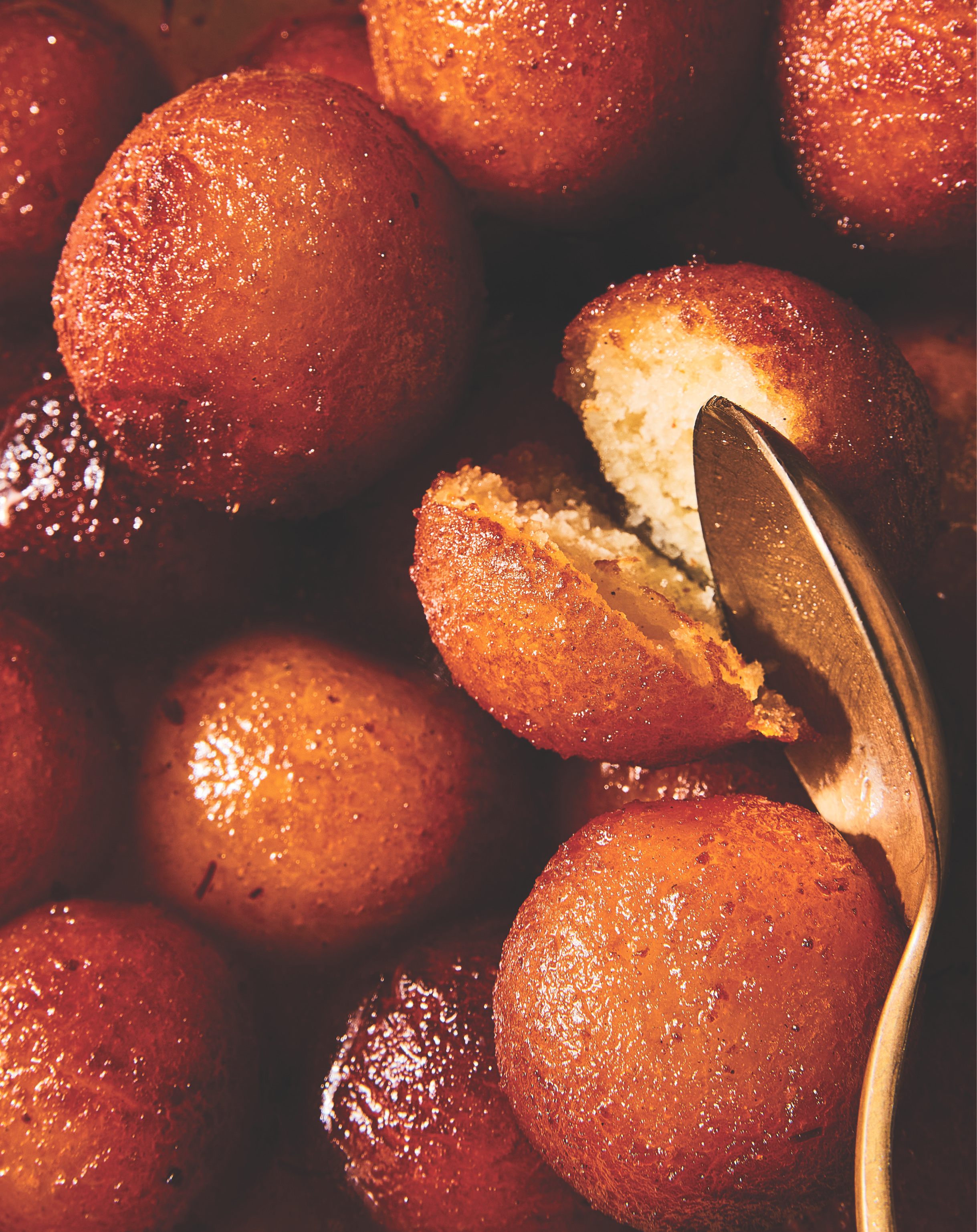 Los gulab jamun del libro de cocina son dulces pero ligeros. 