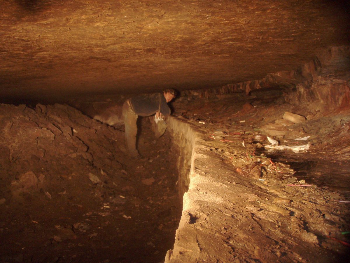 Greg Brick se detiene en la prominente cornisa rocosa en las profundidades de la cueva Schieks.