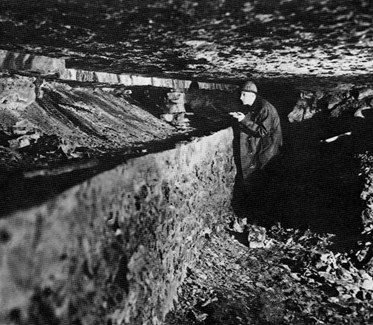 Un trabajador explora una cornisa en la cueva Schieks en 1939.