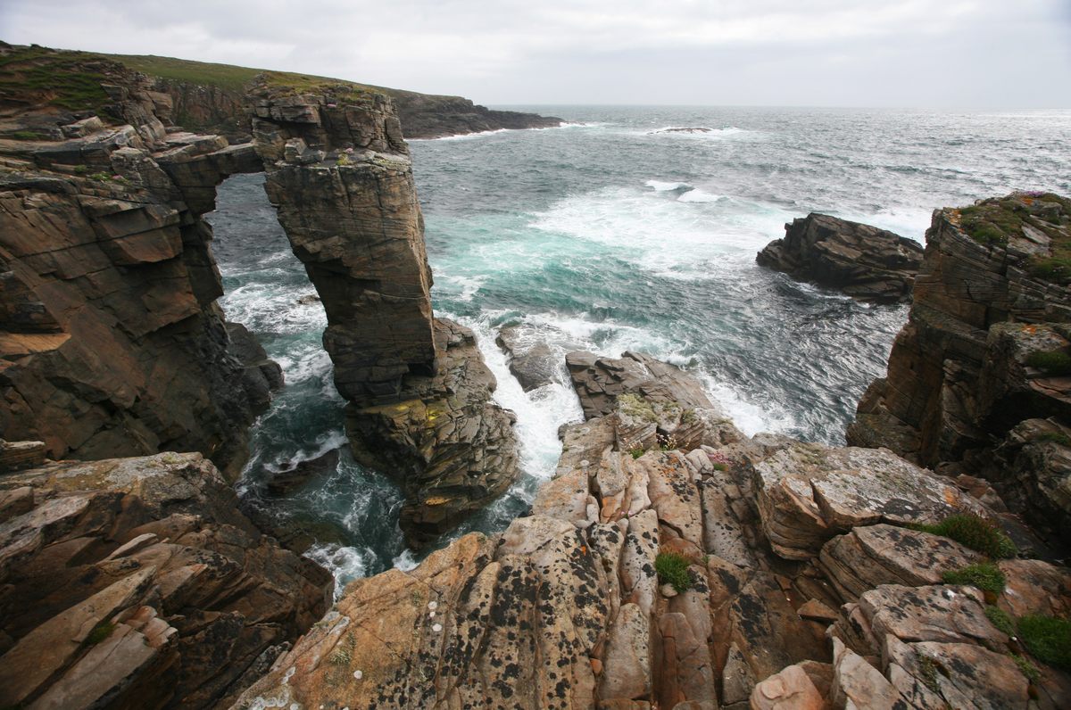 Los espectaculares acantilados y farallones de Yesnaby, en las Islas Orcadas, forman parte de la secuencia geológica de arenisca roja antigua.