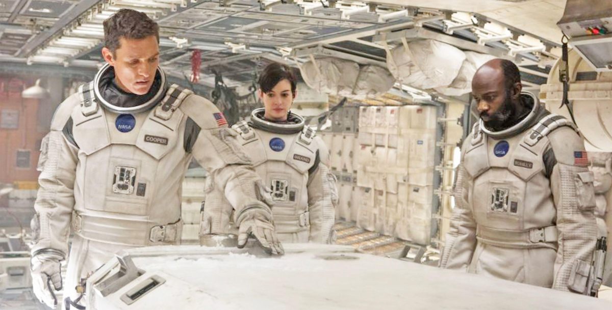 En la película de ciencia ficción de 2014 Interstellar, el tiempo avanza más rápido para algunos personajes que para otros gracias a su falta de flujo uniforme a través del universo.