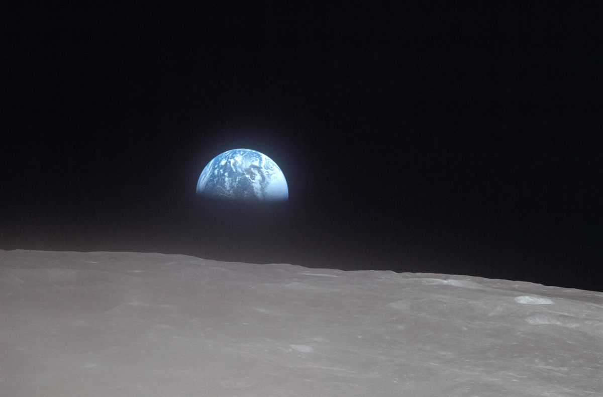 En 1972, los astronautas del Apolo 16 capturaron esta vista de la Tierra desde el desolado paisaje lunar, donde todo, incluido el paso del tiempo, es diferente a nuestro mundo natal.