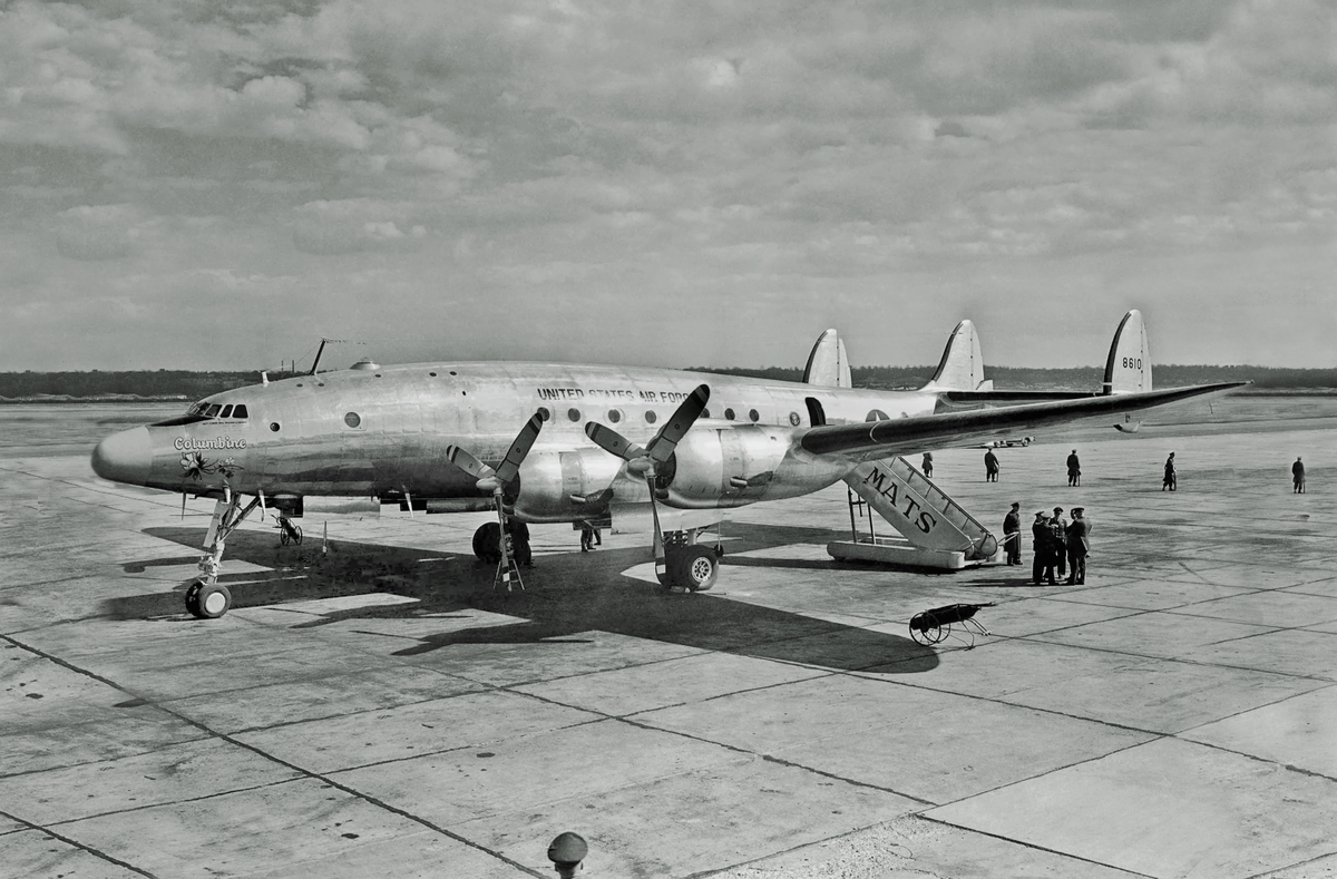 El avión del presidente Dwight D. Eisenhower, el Columbine II, fue el primero en utilizar el indicativo Air Force One.