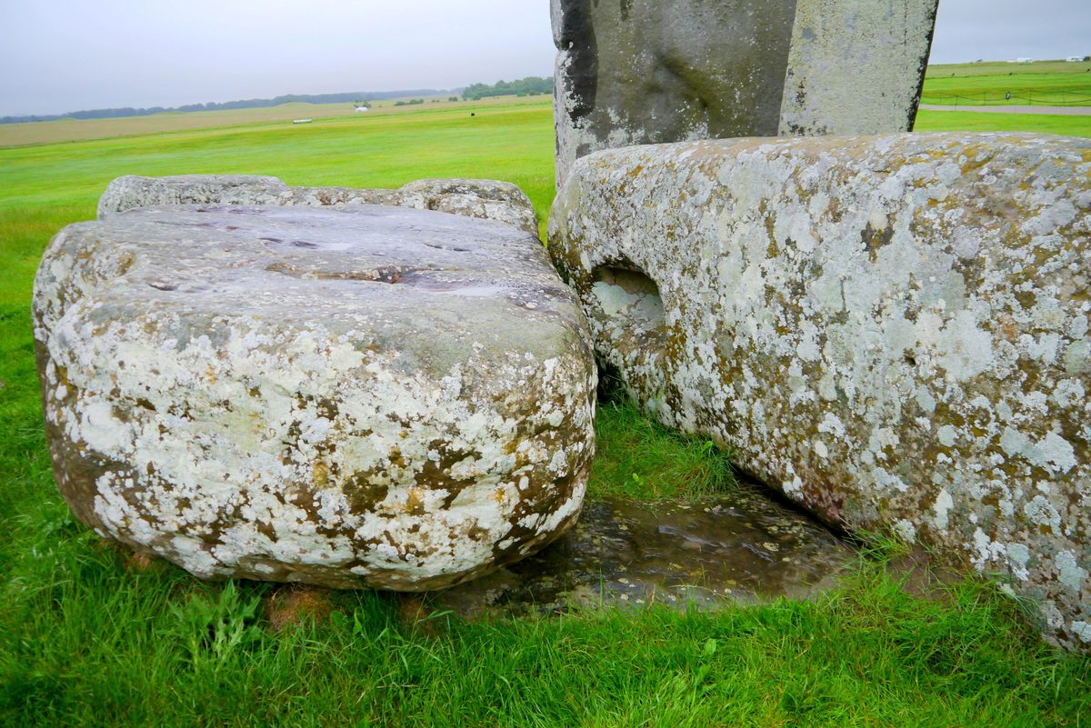 La Piedra del Altar, vista aquí debajo de dos piedras Sarsen más grandes.