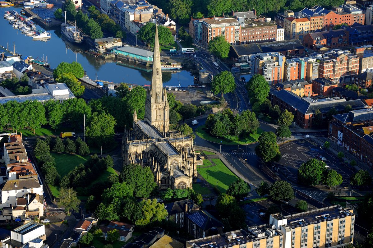 Con su enorme torre, St. Mary Redcliffe ha sido un punto de referencia dominante en Bristol durante siglos, pero la parroquia tal vez no habría sobrevivido sin su talentoso oleoducto.