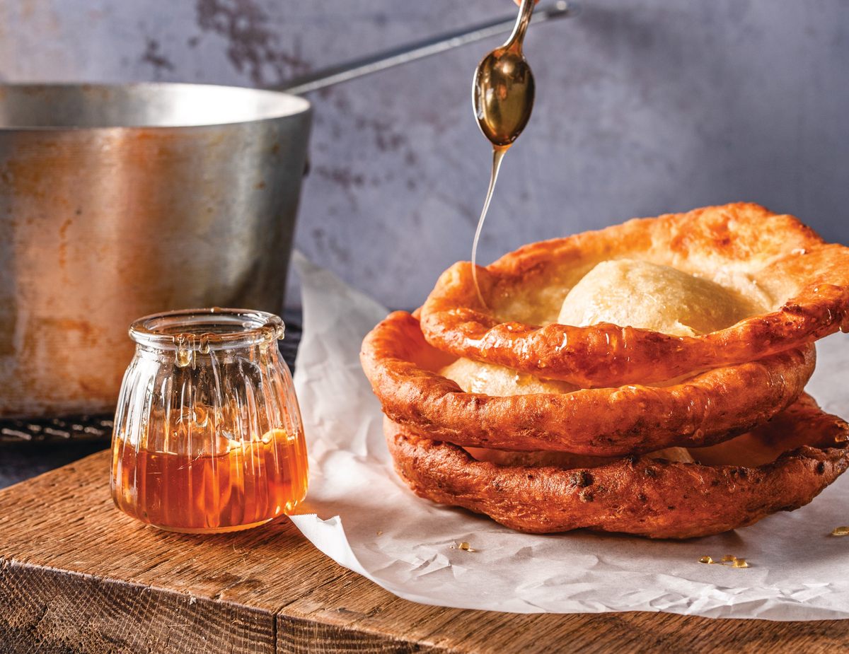 Los lángos, un tipo de pan de papa frito, son deliciosos cuando se rocía con miel de ajo fermentada.