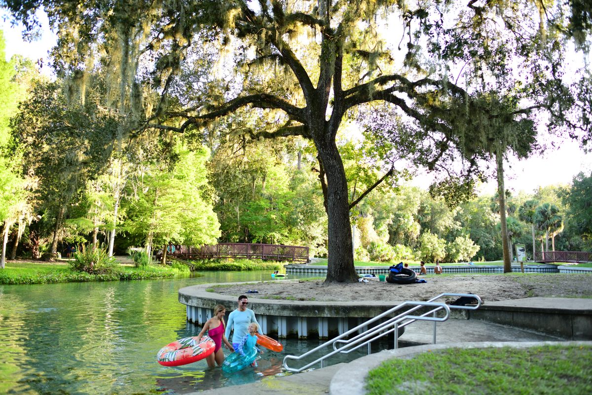 Rock Springs, en el centro norte de Florida, es un lugar privilegiado para practicar tubing y deportes de remo, gracias a sus aguas frías y cristalinas.