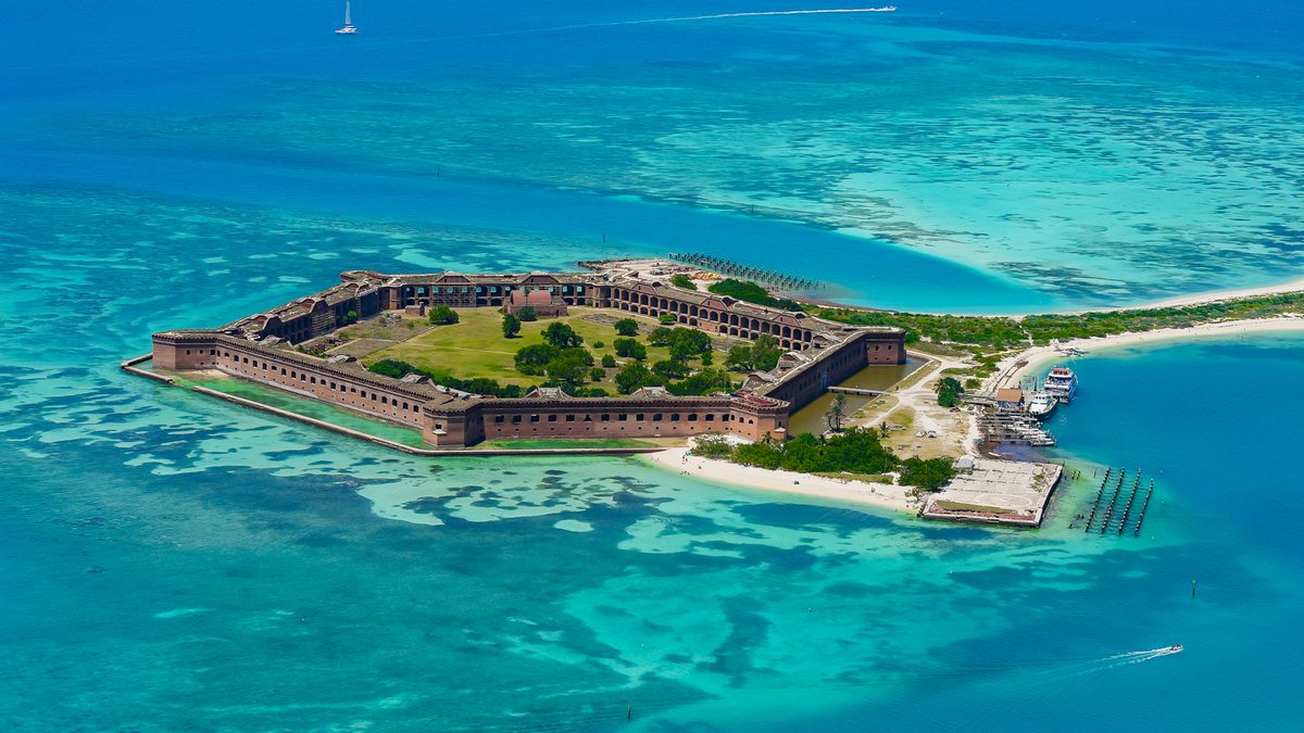 La estación naval de Fort Jefferson es un punto central del Parque Nacional Dry Tortugas. Las aguas cristalinas que la rodean son un destino privilegiado para observar la colorida vida marina mientras se practica esnórquel y buceo. 