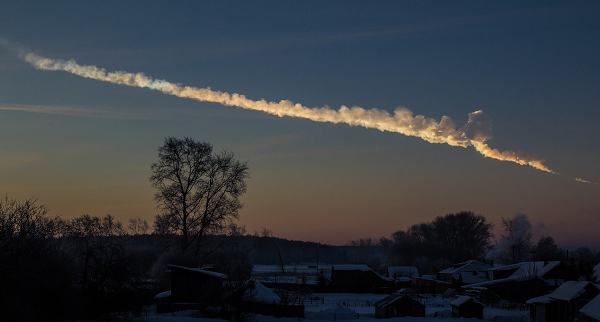 En 2013, un meteorito pasó sobre la ciudad rusa de Cheliábinsk y explotó, rompiendo vidrios a kilómetros de distancia e hiriendo a cientos de personas.