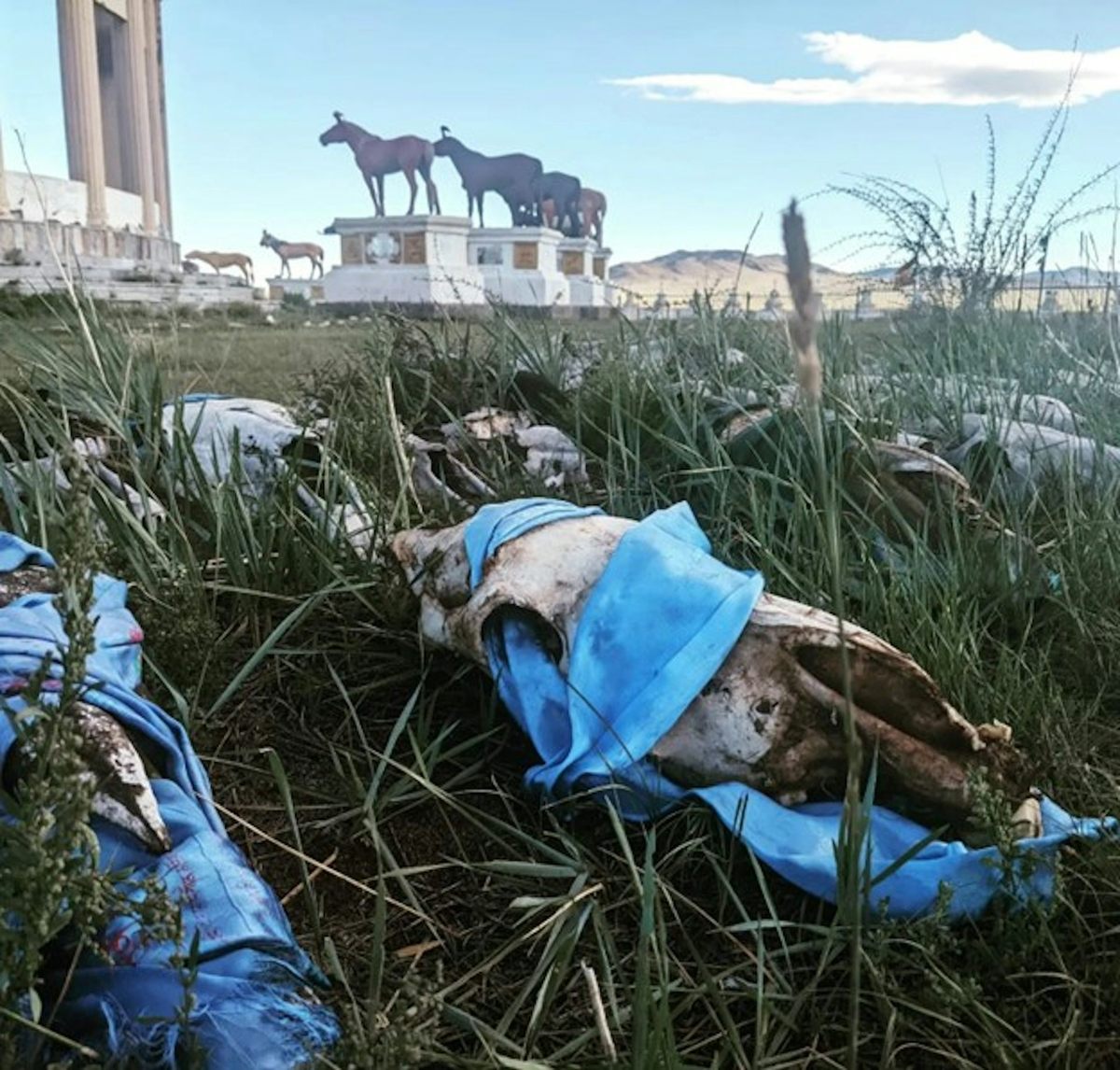 Los caballos han sido venerados desde hace mucho tiempo en las estepas del Asia Interior, como lo demuestran los cráneos de caballos y las banderas de oración en este monumento a los caballos de carreras en Mongolia central.