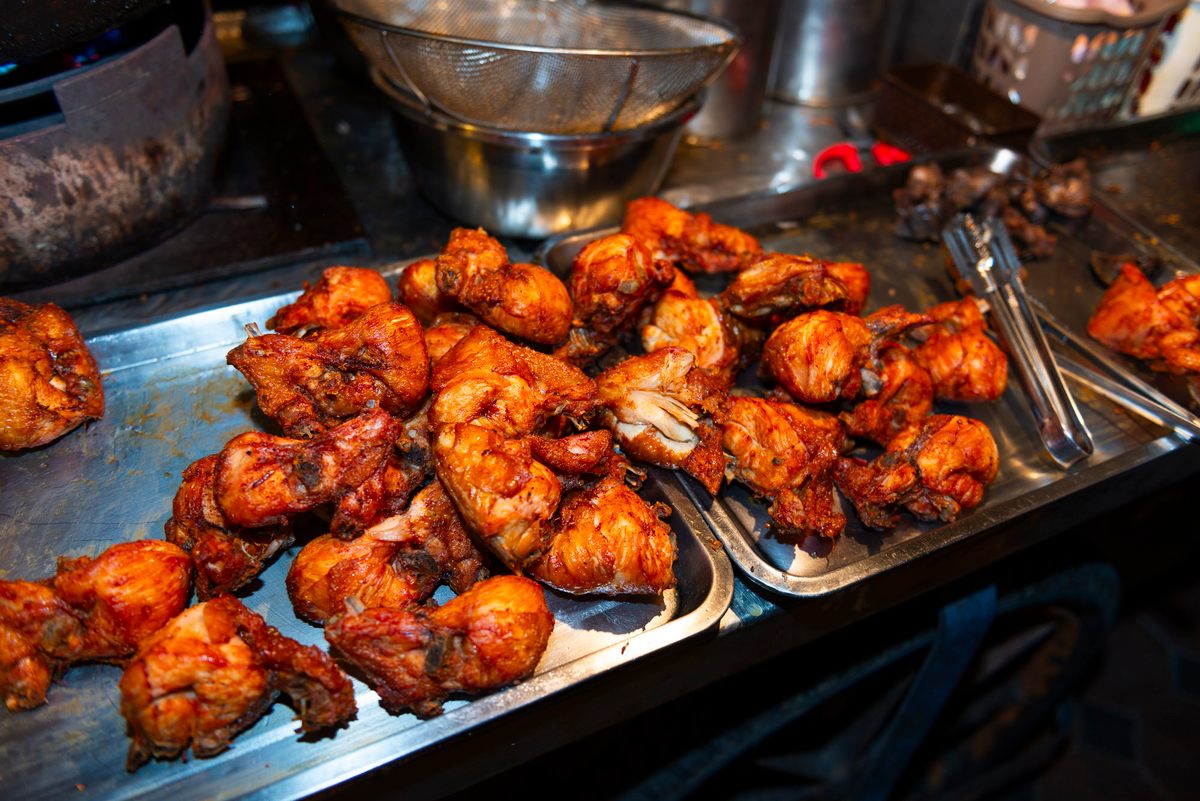 Crujiente, aromático y maravillosamente jugoso, el pollo frito al estilo Hat Yai es merecidamente famoso. 