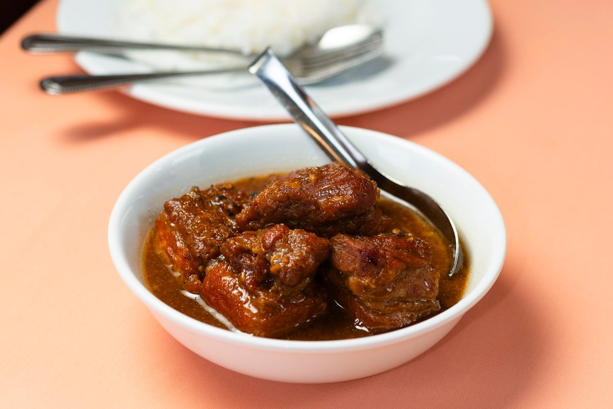 El cerdo estofado con pimienta negra y salsa de soja es uno de los platos fuertes del menú de Raya.