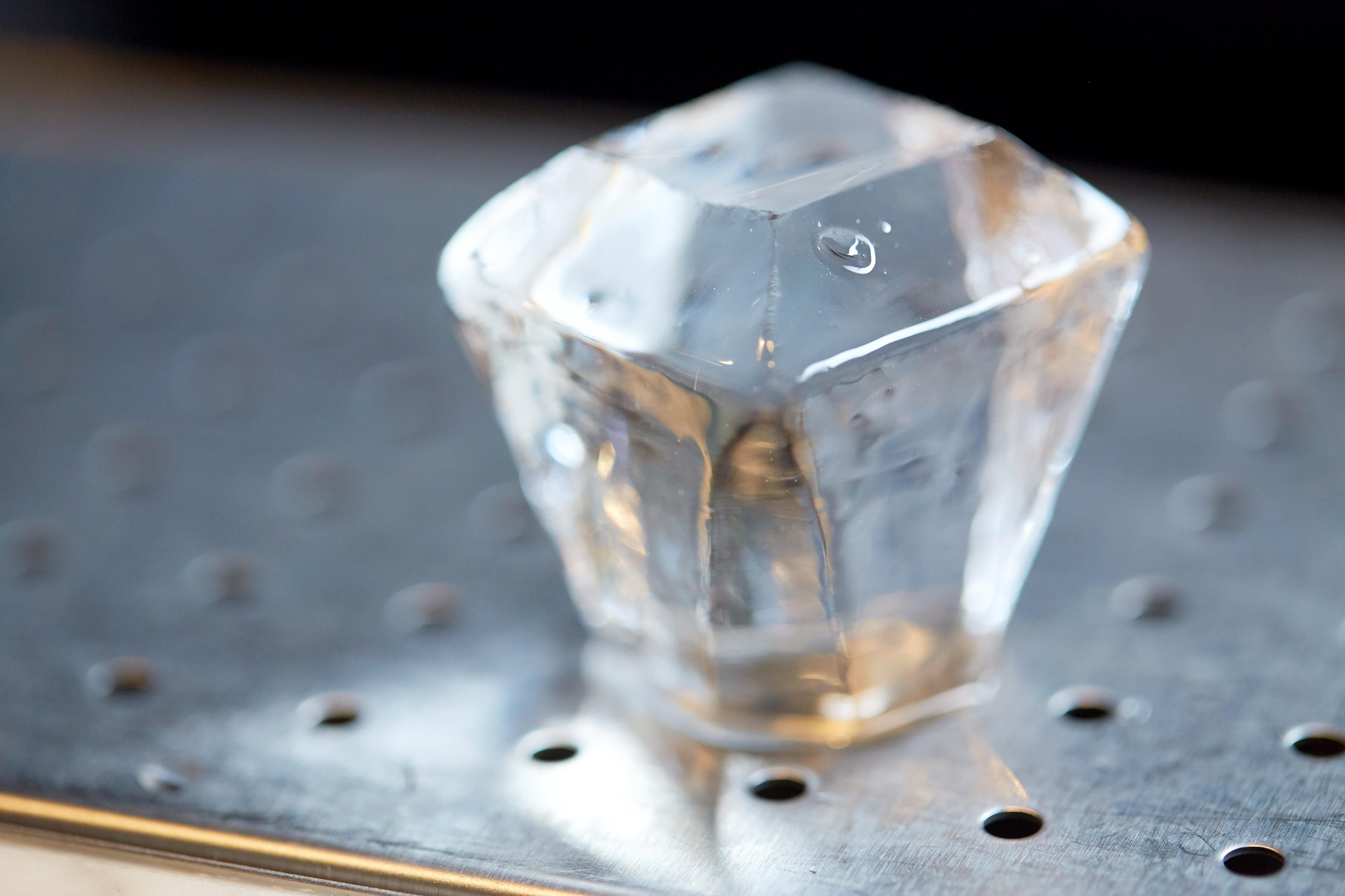 El hielo transparente es la opción obvia para hacer formas de diamantes.