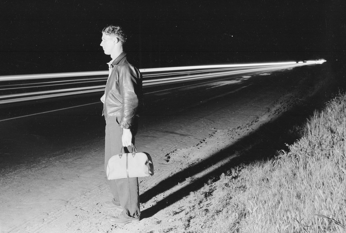 Un hombre no identificado que hacía autostop en una carretera de California en 1940 le dijo al fotógrafo que se dirigía a Texas en busca de trabajo; A mediados del siglo XX, hacer autostop era mucho más común que hoy.