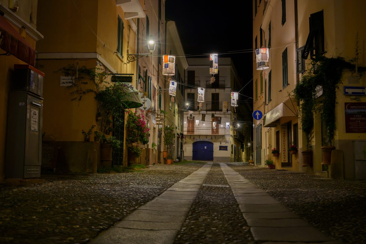 Las calles de Alghero, Cerdeña, están vacías en plena noche, el momento en que, según la leyenda, la accabadora hacía su trabajo.