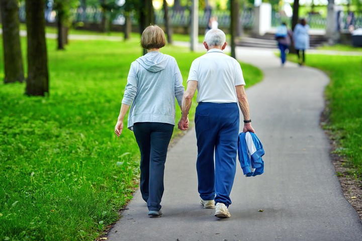 Caminar 60 minutos diariamente podría reducir el riesgo cardiovascular en más de un 9%. Foto Shutterstock.