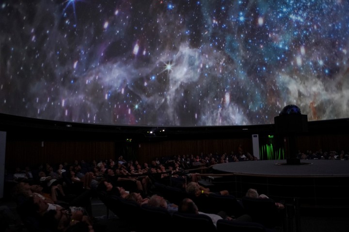 Imágenes de Travesía intergaláctica: La Ciudad Hidroespacial de Gyula Kosice durante el estreno. Foto: gentileza Malba. 