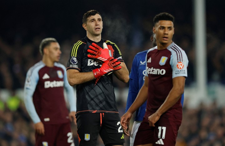 El Aston Villa de Emiliano Martínez recibirá a Celtic con la esperanza de conseguir la clasificación directa a los octavos de final de la Champions League. Foto: Jason Cairnduff / Reuters.