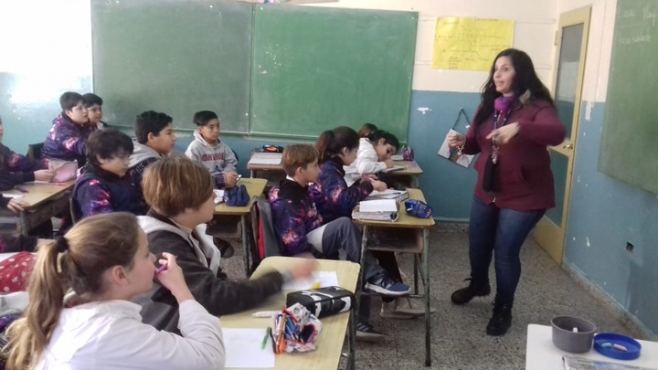 En el aula. Karina Sarro, docente argentina, seleccionada como una de los 10 mejores del mundo.