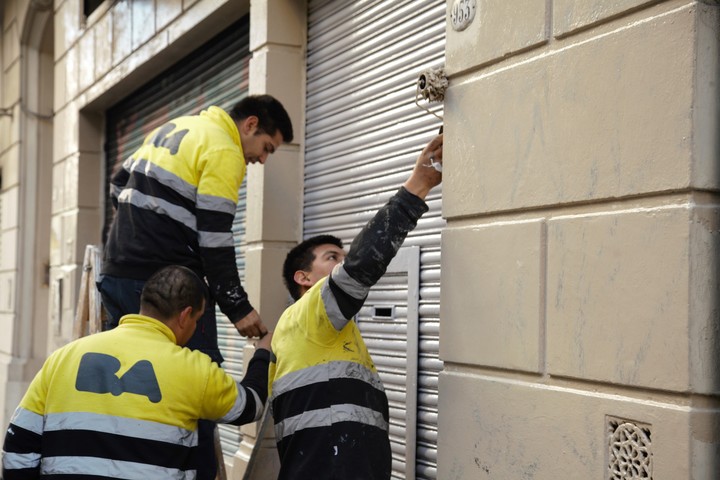 Las cuadrillas anti grafitis, en acción. Foto: GCBA.