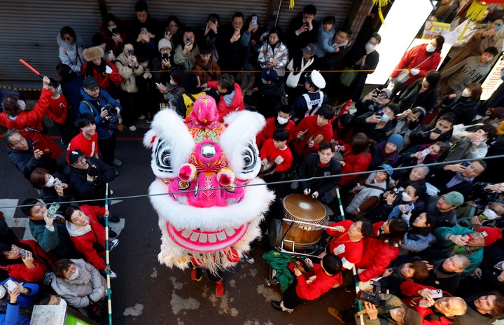 La figura de un león baila como parte de las celebraciones. Foto: EFE