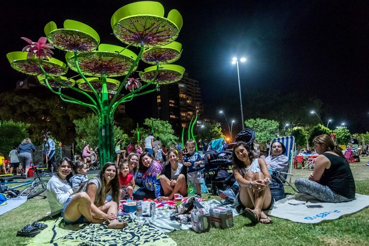 Picnics nocturnos en plazas y parques. Foto Prensa Santa Fe