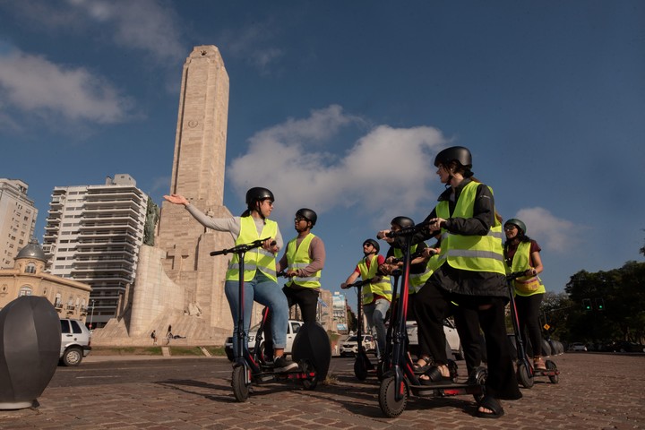 Recorridos guiados en monopatín eléctrico, una propuesta rosarina. Foto Prensa Santa Fe