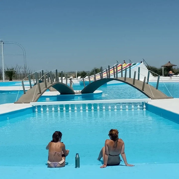 En temporada de verano, el piletón lúdico al aire libre es una de las atracciones más populares.
 Foto: Parque Termal Mar de Epecuén - Oficial