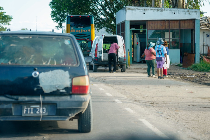 Largas colas de autos y gente para cruzar el puente fronterizo entre Aguas Blancas y Bermejo, Bolivia. Foto Maxi Failla