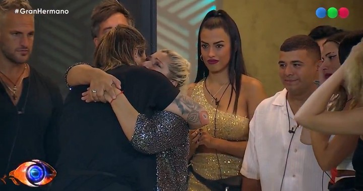 Petrona abandonó la casa de Gran Hermano y se quebró al despedirse de sus compañeros. | Foto: Telefe