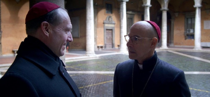 El cardenal Lawrence junto al cardenal Bellini (Stanley Tucci, en un rol inusual en él).