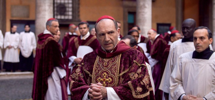 Ralph Fiennes como el cardenal protagonista de "Cónclave".