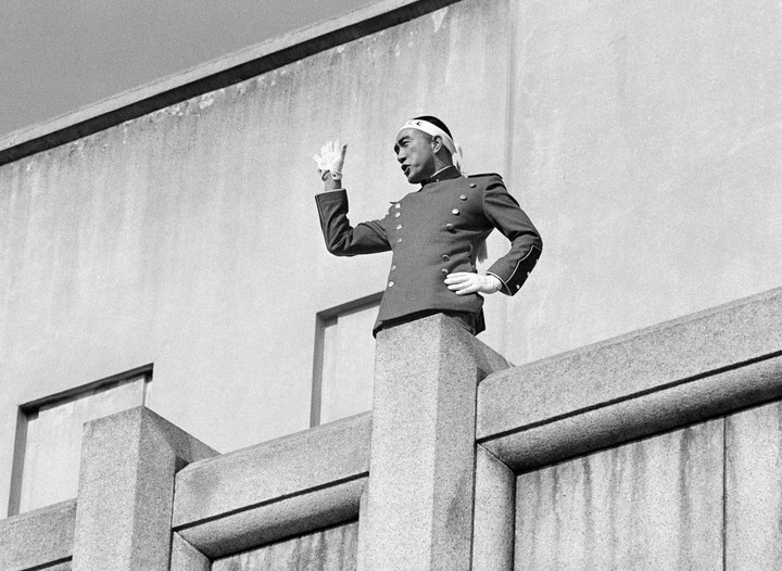 Esta fotografía muestra al novelista Yukio Mishima dando un discurso al personal militar antes de suicidarse en el cuartel general de Ichigaya de las Fuerzas de Autodefensa de Tierra en Tokio, Japón, el 25 de noviembre de 1970. EFE/EPA/JIJI PRESS 