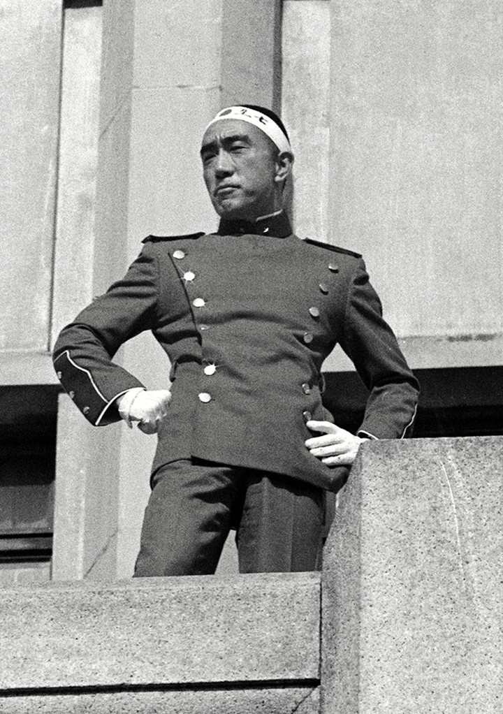 Esta fotografía muestra al novelista Yukio Mishima dando un discurso al personal militar antes de suicidarse en el cuartel general de Ichigaya de las Fuerzas de Autodefensa de Tierra en Tokio, Japón, el 25 de noviembre de 1970. EFE/EPA/JIJI PRESS 