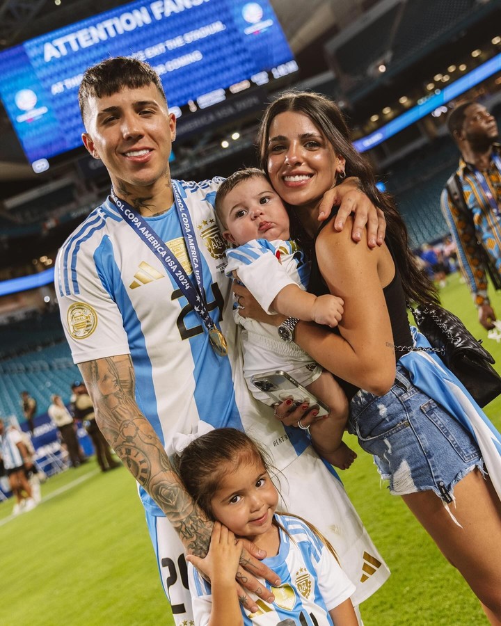 Enzo Fernández junto a sus hijos y Valentina Cervantes.