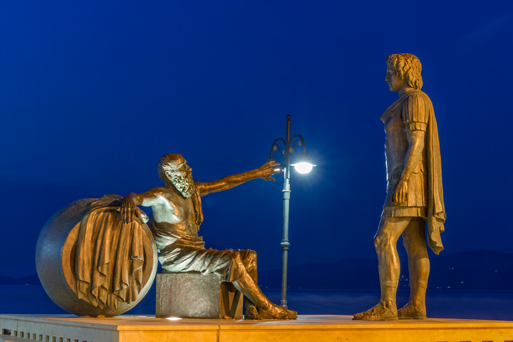 Monumento que recrea el encuentro entre Diógenes y Alejandro Magno. Corinto, Grecia. Foto: Shutterstock