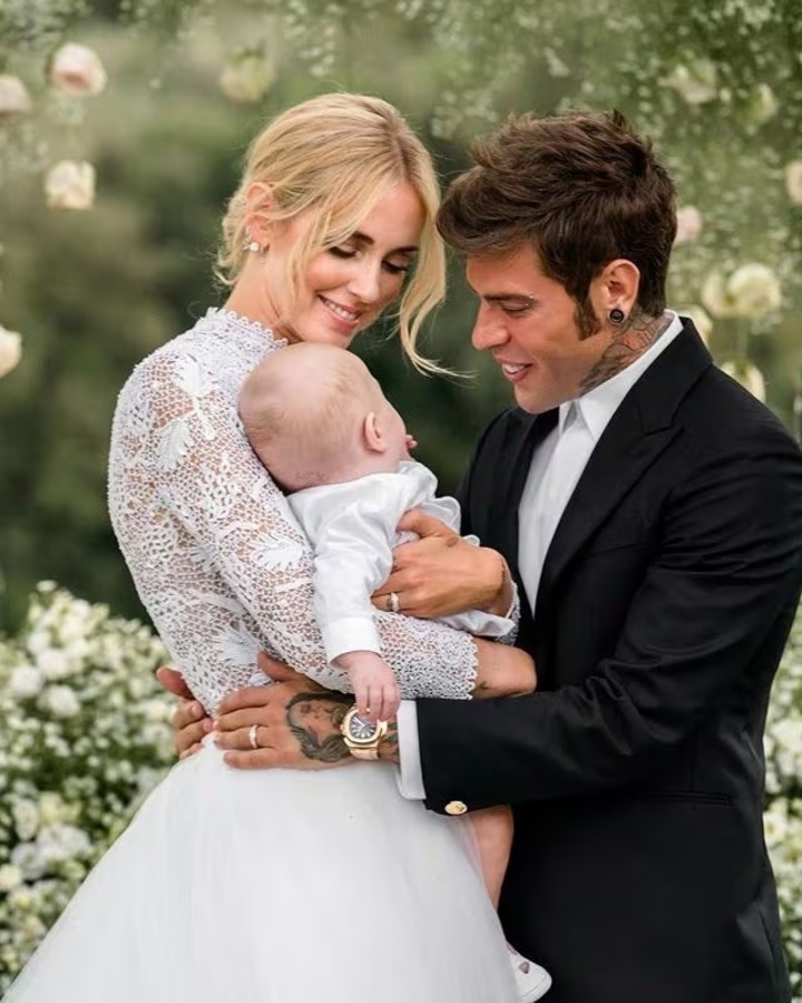 Chiara Ferragni y Fedez junto a uno de sus hijos, el día de su boda.
Foto: @chiaraferragni en Instagram.