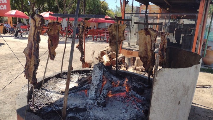 El asador de La Estancia de Verónica, en Dolores.