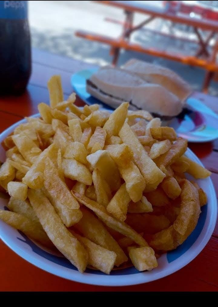 Las papas fritas recién hechas de La Estancia de Verónica, en Dolores.