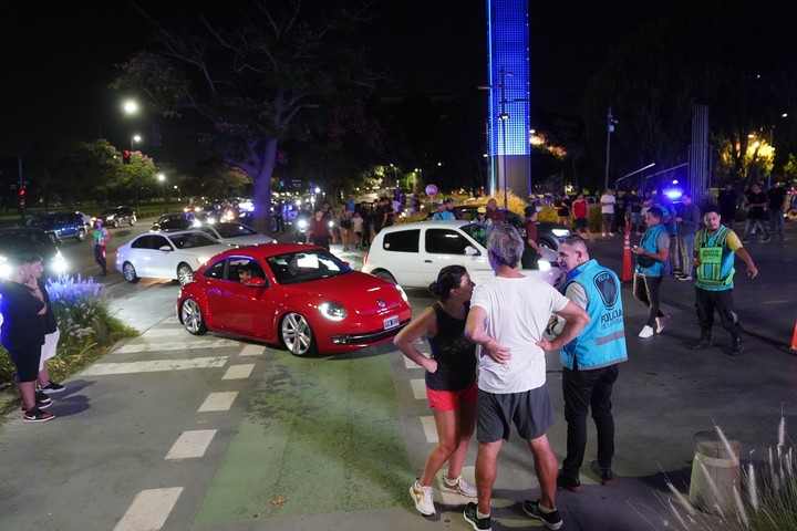 Operativo policial en la estación de servicio YPF de Alcorta y Echeverria, en donde cada jueves se reúnen decenas de autos preparados y los vecinos denuncian que corren picadas. Fotos Emmanuel Fernández