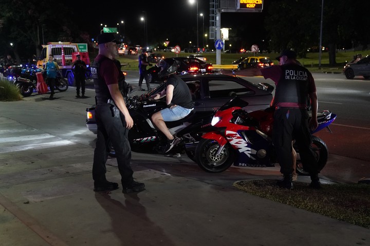 Operativo policial en la estación de servicio YPF Alcorta y Echeverria
Fotos Emmanuel Fernández