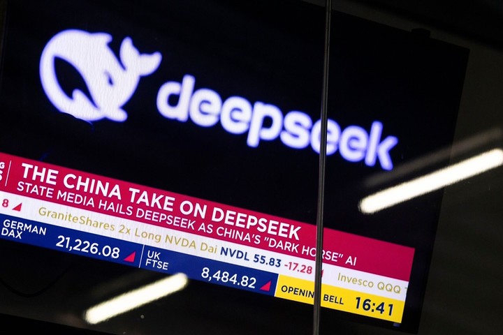 Noticias sobre DeepSeek en la pantalla gigante sobre la Bolsa de Nueva York, este lunes. Foto: BLOOMBERG 