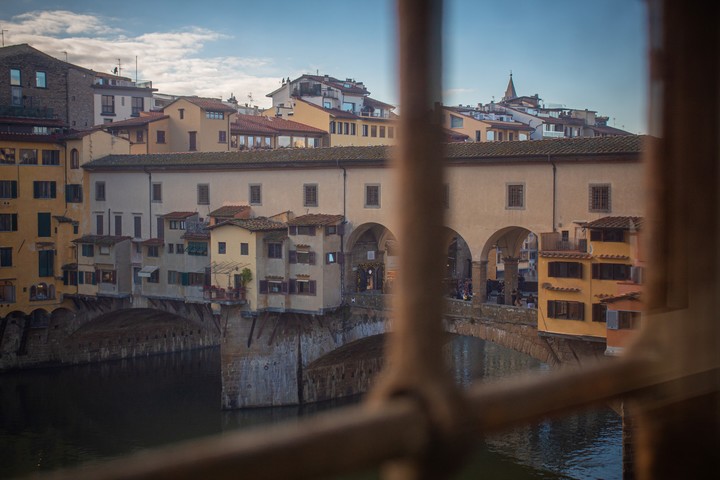 El legendario túnel elevado Corredor Vasari en los Uffizi, encarg.ado por Cosme I de Médici en 1565, reabre sus puertas al público. Foto: gentileza.