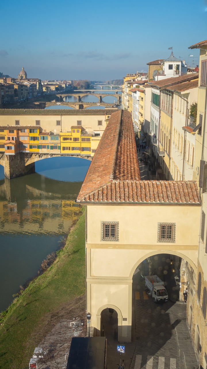 El legendario túnel elevado Corredor Vasari en los Uffizi, encargado por Cosme I de Médici en 1565, reabre sus puertas al público. Foto: gentileza.