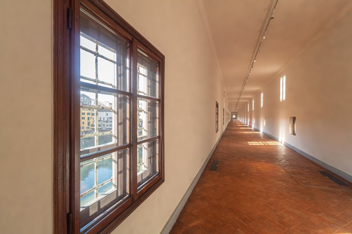 El legendario túnel elevado Corredor Vasari en los Uffizi, encargado por Cosme I de Médici en 1565, reabre sus puertas al público. Foto: gentileza.