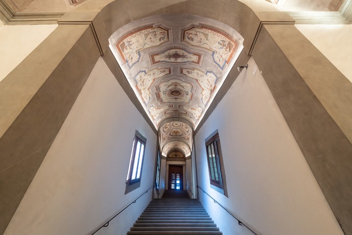 El legendario túnel elevado Corredor Vasari en los Uffizi, encargado por Cosme I de Médici en 1565, reabre sus puertas al público. Foto: gEl legendario túnel elevado Corredor Vasari en los Uffizi, encargado por Cosme I de Médici en 1565, reabre sus puertas al público. Foto: gentileza.entileza.