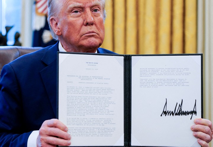 Trump volvió a amenazar con aranceles durante la firma de decretos. Foto:  Reuters