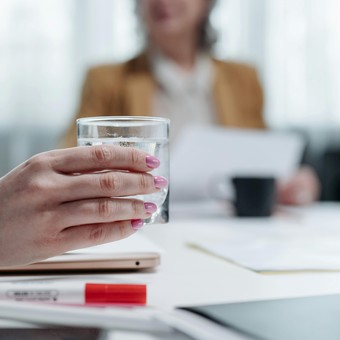 Este es el significado de aceptar un vaso de agua en una entrevista de trabajo, según un experto en psicología